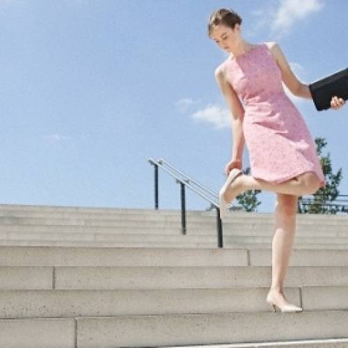 穿高跟鞋增加膝關節磨損